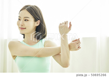 若い女性 女性 女 50695266