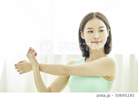 若い女性 女性 女 50695285