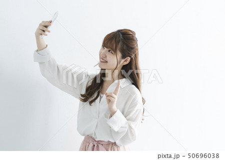 スマートフォンを使う女性 スマートフォンを使う女性 50696038
