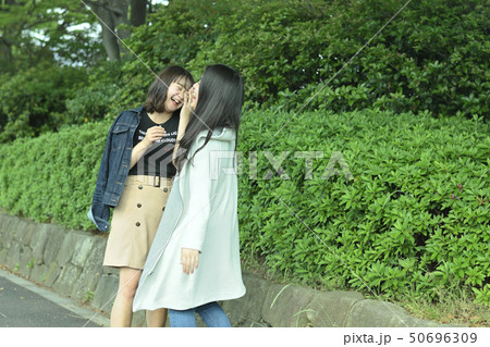 女子の井戸端会議 50696309
