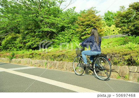 自転車を乗る女子大生 自転車を乗る女子大生 50697468