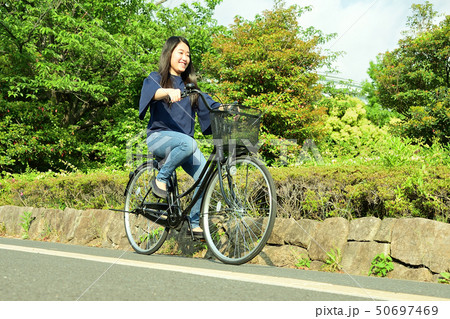 自転車を乗る女子大生 50697469