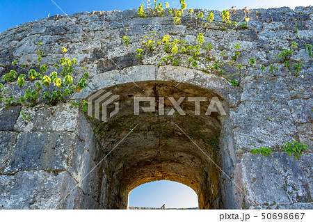 アーチ門のクサビ石  座喜味城址沖縄 50698667