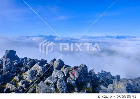 蓼科山山頂の風景 （南アルプスを望む） 50698943