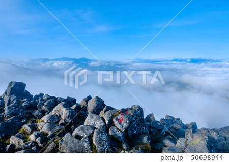 蓼科山山頂の風景 (南アルプスを望む) 蓼科山山頂の風景 (南アルプスを望む) 50698944