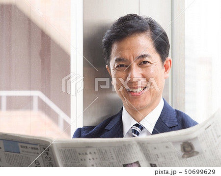 オフィスで新聞を読むビジネスマン オフィスで新聞を読むビジネスマン 50699629