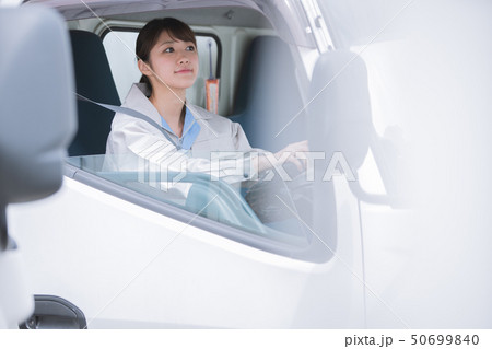 女性ドライバー　トラック　物流 50699840