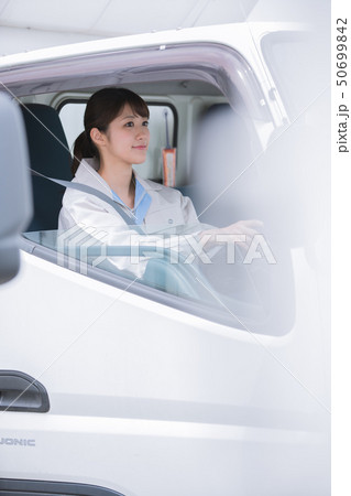 女性ドライバー　トラック　物流 50699842