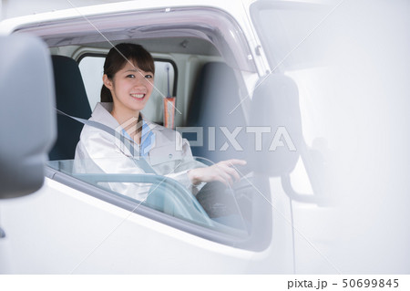 女性ドライバー　トラック　物流 50699845