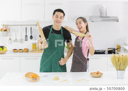 YOUNG COUPLE IN KITCHEN YOUNG COUPLE IN KITCHEN 50700800