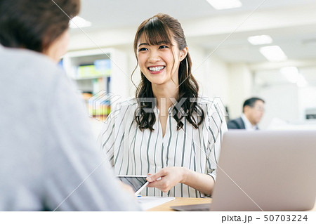 窓口 営業 相談 契約 説明 販売 運用 相続 投資 50703224