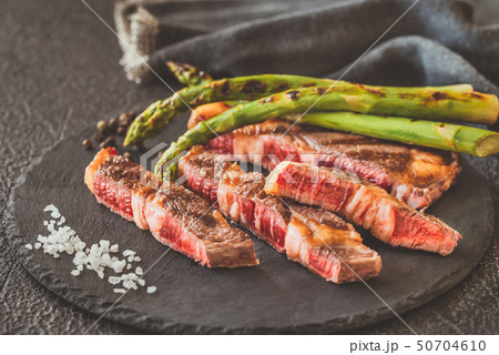 Grilled beef steak with asparagus 50704610