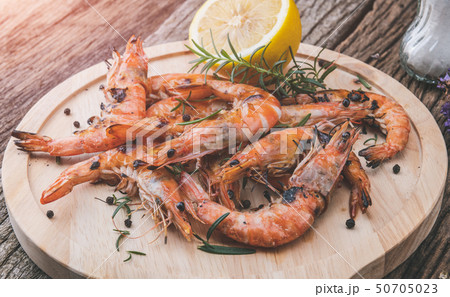 Shrimps or prawns grilled in wooden plate. 50705023