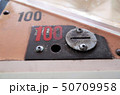 レトロなゲームセンターのコイン投入口、100円 50709958