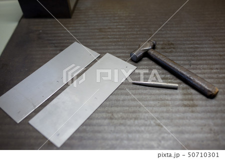 ハンマーとポンチでケガキ作業 ハンマーとポンチでケガキ作業 50710301