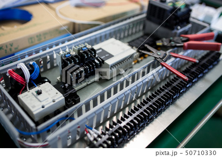 制御盤の配線作業 50710330