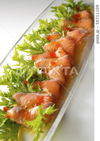サーモンのカルパッチョ 50711109