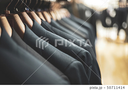 たくさん並ぶビジネススーツ 50711414