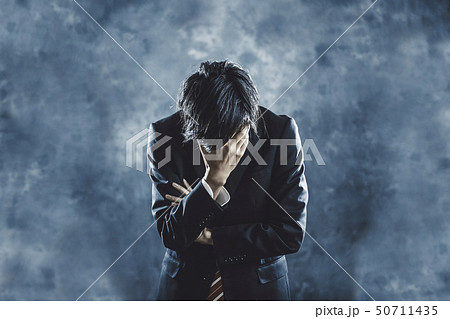 悩むビジネスマン 悩むビジネスマン 50711435