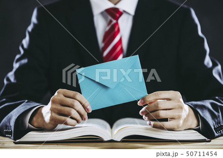 手紙を持つビジネスマン 50711454
