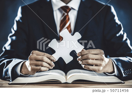 パズルのピースを持つビジネスマン 50711456