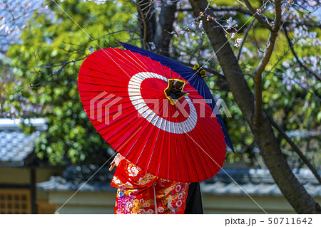 京都・和傘をさす男女 50711642