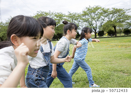 大勢で走る子供達 位置についてよーいドンの写真素材 [50712433] - PIXTA