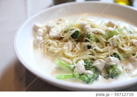 alfredo spaghetti broccoli chicken white sauce in restaurant background 50712710