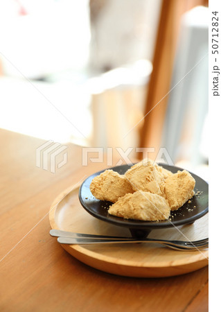 warabi mochi Japanese dessert on wooden table warabi mochi Japanese dessert on wooden table 50712824