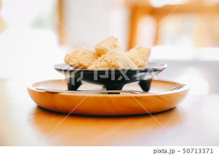warabi mochi Japanese dessert on wooden table warabi mochi Japanese dessert on wooden table 50713371