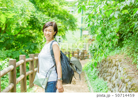 日本の滝百選  巡りしているシニア女性 旅女子 50714459