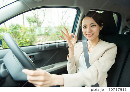 車を運転する女性の写真素材