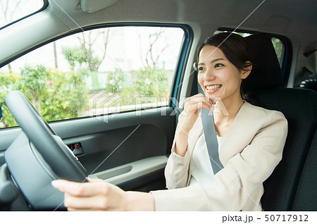 車を運転する女性 車を運転する女性 50717912