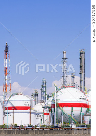 四日市工場風景 東ソー四日市事業所 丸タンクと蒸留塔とフレアスタック 50717969