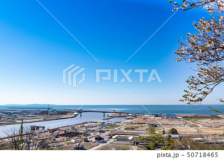 快晴の太平洋と日和大橋 50718465