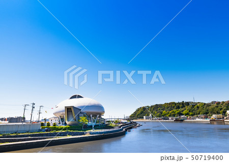 石巻中瀬の石ノ森萬画館と北上川 50719400