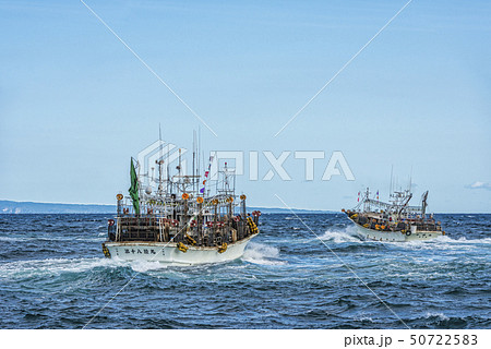 イカ釣り漁船 出港の写真素材