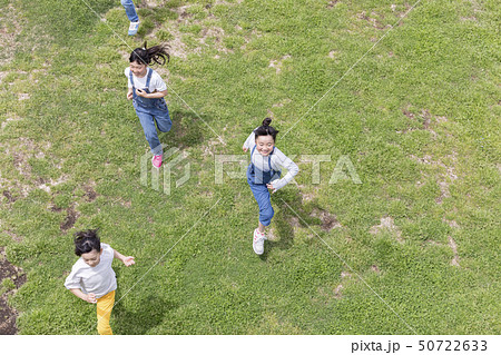 大勢で走る子供達 50722633