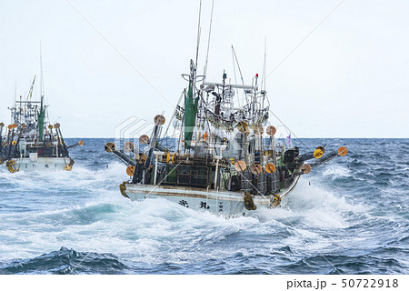 イカ釣り漁船 出漁の写真素材
