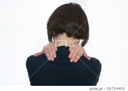 肩こりをほぐす女性 50724403
