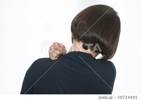 肩こりをほぐす女性 肩こりをほぐす女性 50724405