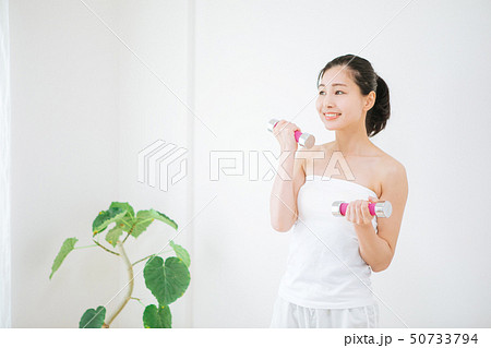 筋トレをする女性 筋トレをする女性 50733794