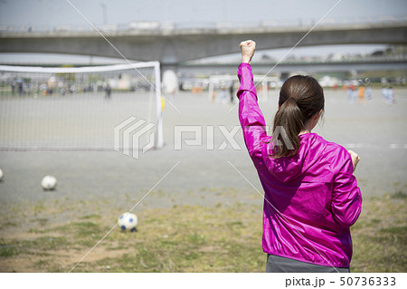 サッカーの応援をする女性 後ろ姿の写真素材