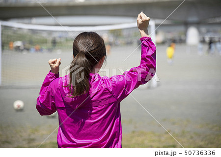 サッカーの応援をする女性 後ろ姿の写真素材