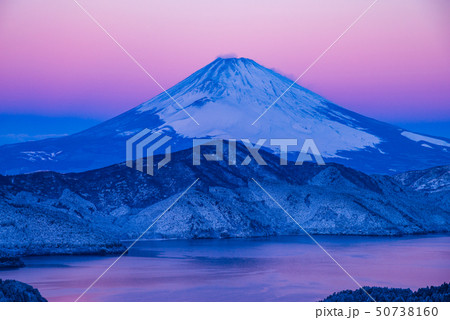 (神奈川県)降雪した箱根から望む富士山 夜明け (神奈川県)降雪した箱根から望む富士山 夜明け 50738160