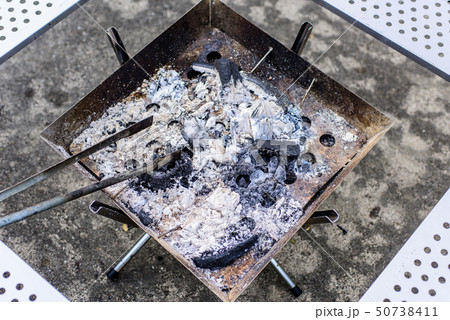 写真素材:キャンプ、炭火、燃えカス、灰、トング 写真素材:キャンプ、炭火、燃えカス、灰、トング 50738411