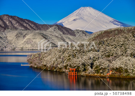 (神奈川県)降雪した箱根、芦ノ湖から望む富士山 (神奈川県)降雪した箱根、芦ノ湖から望む富士山 50738498