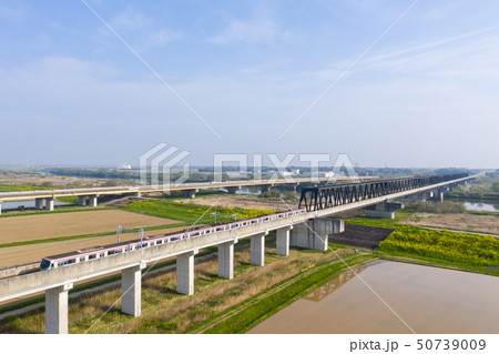 利根川を渡るつくばエクスプレスと常磐自動車道を俯瞰撮影 50739009