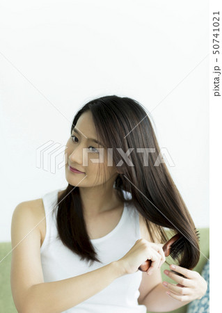 若い女性 ヘアケア 50741021