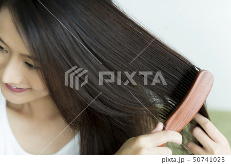若い女性 ヘアケア 50741023